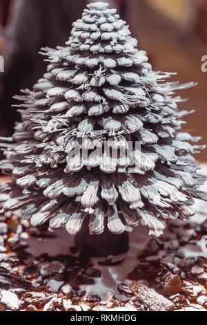 Lisbona, Portogallo - 12/26/18: il cioccolato in miniatura albero di natale modello fatto di puro cioccolato spolverati con zucchero. Il cioccolato pino con aghi. Foto Stock