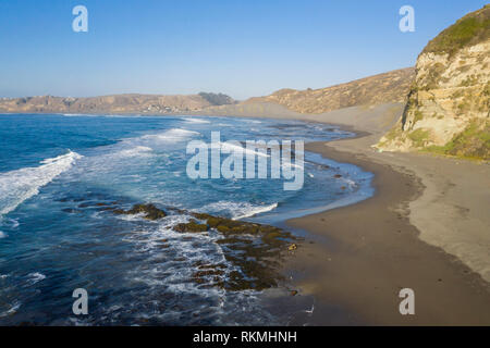 Incredibile vista aerea Las Brisas awe mare paesaggio un ambiente selvaggio in Cile. Il sole scende oltre l'orizzonte infinito dietro le scogliere Foto Stock