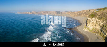 Incredibile vista aerea Las Brisas awe mare paesaggio un ambiente selvaggio in Cile. Il sole scende oltre l'orizzonte infinito dietro le scogliere Foto Stock