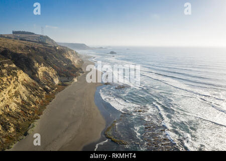 Incredibile vista aerea Las Brisas awe mare paesaggio un ambiente selvaggio in Cile. Il sole scende oltre l'orizzonte infinito dietro le scogliere Foto Stock