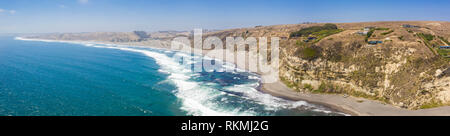 Incredibile vista aerea Las Brisas awe mare paesaggio un ambiente selvaggio in Cile. Il sole scende oltre l'orizzonte infinito dietro le scogliere Foto Stock