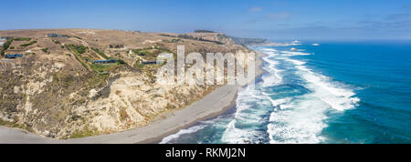 Incredibile vista aerea Las Brisas awe mare paesaggio un ambiente selvaggio in Cile. Il sole scende oltre l'orizzonte infinito dietro le scogliere Foto Stock