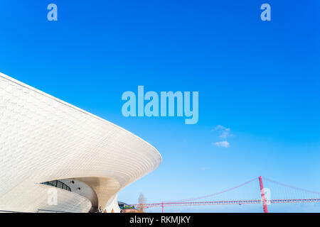 Lisbona, Portogallo - 12/28/18: Ingresso Maat, Museo di Arte, Architettura e Tecnologia, Amanda Levete, verso l'esterno guardando con organici curva forme. Foto Stock