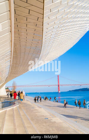 Lisbona, Portogallo - 12/28/18: Ingresso Maat, Museo di Arte, Architettura e Tecnologia, Amanda Levete, verso l'esterno guardando con organici curva forme. Foto Stock