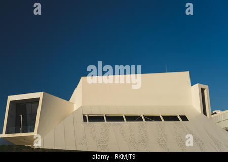 Carcavelos, Portogallo - 12/31/18: Nova University executive l educazione, la scuola di economia e commercio. Nuovo avant garde architettura modernista. Foto Stock