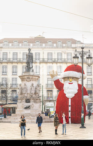 Lisbona, Portogallo - 01/03/19: vista anteriore del gigante Santa statua nel mezzo di Baixa Chiado, Lisbona, Portogallo. Palle rosse decorazioni natalizie. Foto Stock