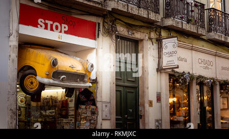 Lisbona, Portogallo - 01/03/19: Auto tagliato a metà utilizzato come shop segno di stop shop nel centro cittadino di Chiado. Giallo la metà anteriore del classico auto cut per vetrine Foto Stock