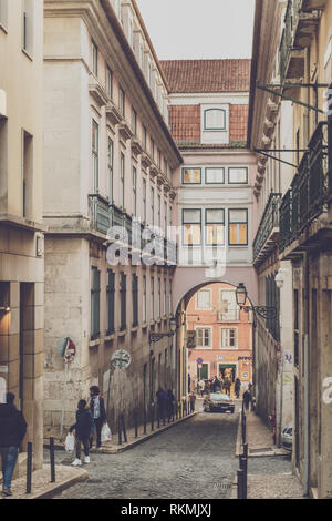 Lisbona, Portogallo - 01/03/19: Rose Street Arch Bairro Alto (Rua da Rosa). Arco in stretta Rose Street, il collegamento di due edifici distinti dalla seconda Foto Stock