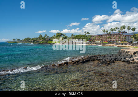 Nuotatori nell'oceano a Lawai Beach sulla costa sud di Kauai vicino a Poipu Foto Stock