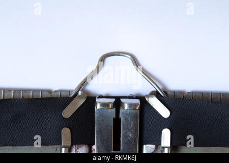 Nastri inchiostratori per macchine da scrivere con un foglio di carta bianco close up Foto Stock