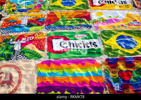 RIO DE JANEIRO - MARZO 15, 2015: spiaggia coperta sarong conosciuto localmente come canga sparsi in colori di visualizzazione lungo la spiaggia di Ipanema Boardwalk. Foto Stock