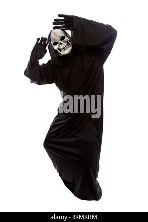 Costume di Halloween di uno scheletro Grim Reaper che indossa una veste nera su sfondo bianco che agiscono spaventato o spaventati Foto Stock