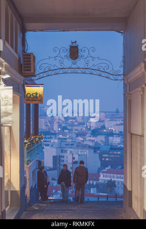 Lisbona, Portogallo - 01/03/19: Lisbona cityscape attraverso il tunnel in Principe Real, giallo e blu di toni chiari, la gente fuori del ristorante, ferro battuto wi Foto Stock