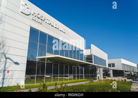 Oeiras, Portogallo - 01/05/19: Ospedale da Luz (della luce), Oeiras. Grande cartello con il logo dell'ospedale privato. Emergenza e ingresso generale. Blue Foto Stock