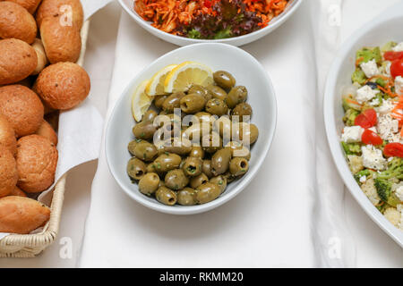 Decapare le olive verdi servito in coppa a tavolo buffet Foto Stock