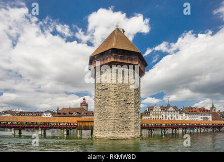 Il medievale in legno Kapellbrücke (Ponte della Cappella) con la sua iconica ottagonale torre in pietra, Wasserturm, torre di significato nell'acqua, Lucerna, Canton Lucerna Foto Stock