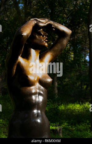 La statua in bronzo "Capodanno" da scultore americano Charles Umlauf è uno dei tanti bei pezzi esposti nel centro di Austin Umlauf del giardino di scultura. Foto Stock