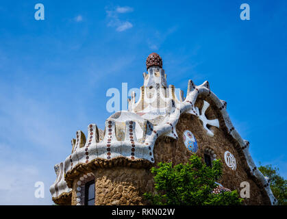 Barcellona, Spagna - CIRCA NEL MAGGIO 2018: ingresso padiglione di Parc Güel. Parque Güell è un parco pubblico sistema composto di giardini ed elementi architettonici Foto Stock