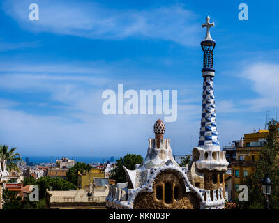 Barcellona, Spagna - CIRCA NEL MAGGIO 2018: vista di Barcellona dal Parc Güel. Parque Güell è un parco pubblico sistema composto di giardini e architettonici elemen Foto Stock