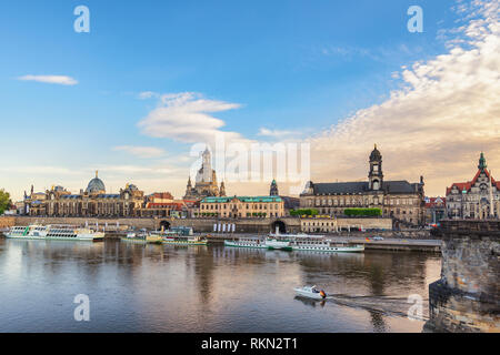 Dresda Germania, skyline della città al fiume Elba Foto Stock