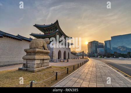 Seoul COREA DEL SUD, Sunrise skyline della città al gate di Gwanghwamun Foto Stock