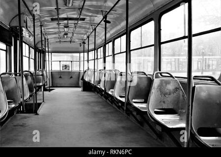 All'interno di un vuoto di tram. Visualizzazione bianco e nero. Foto Stock