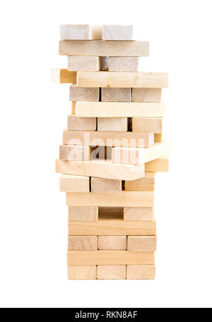 Torre di legno blocchi gioco, il giocattolo per la pianificazione e la pratica di meditazione, su sfondo bianco, isolato Foto Stock