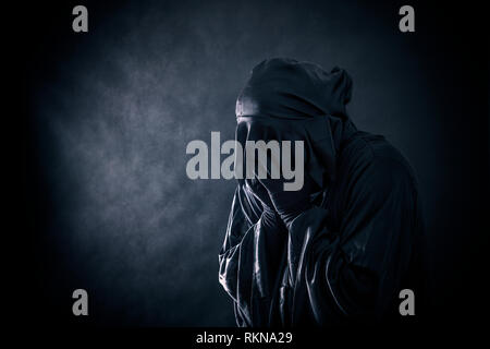 Scary figura nel mantello con cappuccio Foto Stock