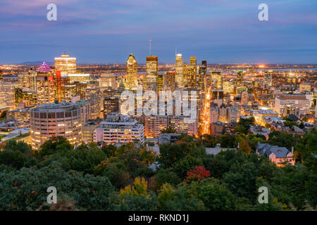 Antenna vista notturna di Montreal Downtown cityscape dal Royal Mountain a Quebec, Canada Foto Stock