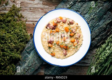 Di zucca e salsiccia risotto Foto Stock