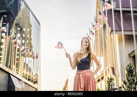 Giovane donna viaggi in Malesia. Tiene la bandiera malese Foto Stock