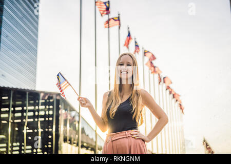 Giovane donna viaggi in Malesia. Tiene la bandiera malese Foto Stock