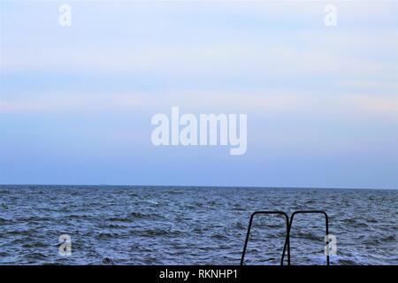 Orizzonte nel mar Nero. In primo piano una scala. Foto Stock