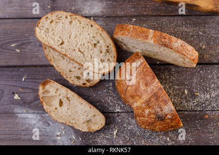 Fette di pane fresco di close-up vista da sopra. Il concetto di cibo sano e un forno tradizionale. Il rustico. Foto Stock