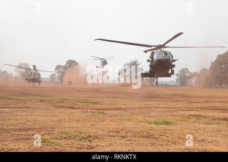 Sikorsky UH-60 i falchi nero decollare da Camp Nimman Kolayut, Thailandia, per condurre un assalto dell'aria di formazione missionaria Febbraio 5, 2019, durante Hanuman custode. Esercizio Hanuman Guardian fornisce una sede per entrambi gli Stati Uniti e la Tailandia eserciti di anticipo di interoperabilità e di aumentare la capacità del partner mediante la pianificazione e l'esecuzione di complesse attività combinato operazioni vigore. (U.S. Foto dell'esercito da Staff Sgt. Samuel Northrup) Foto Stock