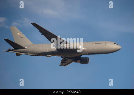 La 97th Aria Mobilità ala del primo KC-46A Pegasus vola sopra la linea di volo, 8 febbraio 2019, a Altus Air Force Base, Okla. Il KC-46A rappresenta l inizio di una nuova era nell'aria-aria Capacità di rifornimento per la forza congiunta. (U.S. Air Force foto di Senior Airman Cody Dowell) Foto Stock