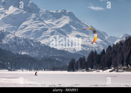 Snow kite sul lago Silser Foto Stock