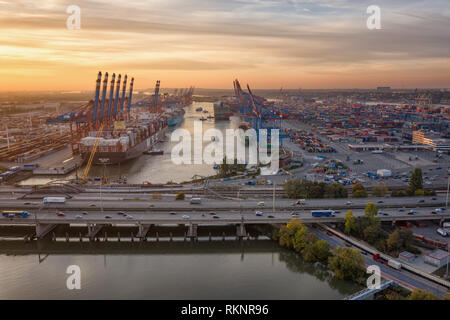 Autostrada tedesca 7 (A7) si trova proprio accanto al contenitore porta in Hamburg-Waltershof. Foto Stock