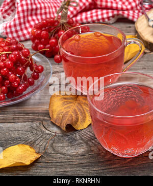 Vetro trasparente tè pentola con acqua calda tè nero su un tavolo di legno.  Chiudere verticale up shot Foto stock - Alamy