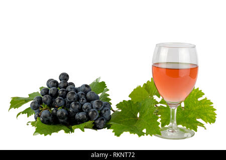 Vino rosso con picchi di rosso e uva isolato su bianco Foto Stock