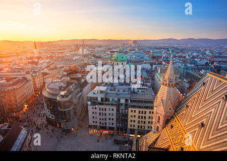Vienna. Antenna immagine cityscape di Vienna la città capitale di Austria durante il tramonto. Foto Stock