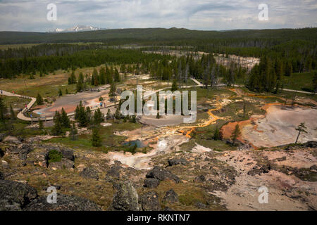 WY03448-00...WYOMING - Vista dall'alto Paint Pots dell'artista Paint Pots area con la gamma Gallitan nella distanza a Yellowstone National Pa Foto Stock