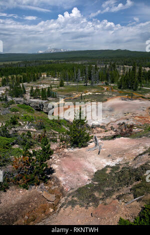 WY03451...WYOMING - colorata artista Paint Pots area termale dalla passerella superiore nel Parco Nazionale di Yellowstone. Foto Stock