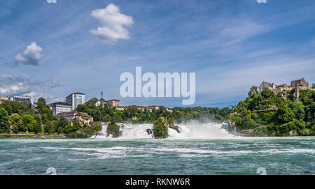 Vista del Rhinefalls (Rheinfall) e la scogliera di casta superiore di Schloss Laufen, cantoni di Zurigo e Sciaffusa, Svizzera Foto Stock