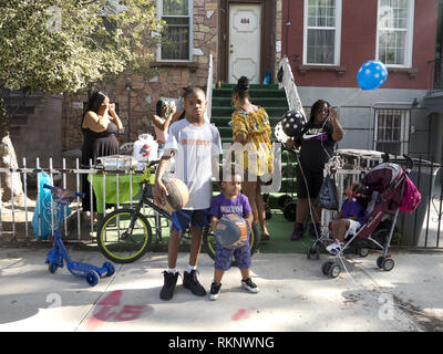 Ragazzi con basketballs a block party in Bedford Stuyvesant sezione di Brooklyn, NY, Aug.26, 2017. Foto Stock