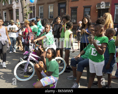 Folla di vicini al blocco delle parti in Bedford Stuyvesant sezione di Brooklyn, NY, Aug.26, 2017. Foto Stock