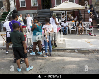 Block party in Bedford Stuyvesant sezione di Brooklyn, NY, Aug.26, 2017. Bambini schierate per popcorn. Foto Stock