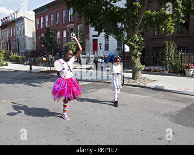 Bambini che giocano badminton gioco di tennis a block party in Bedford-Stuyvesant sezione di Brooklyn, New York. Foto Stock