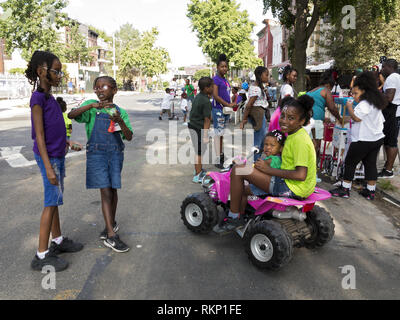 Bambini al block party in Bedford-Stuyvesant sezione di Brooklyn, New York. Foto Stock