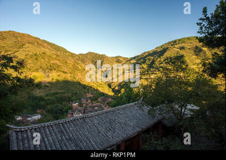 Il sole tramontare sull''millenaria del villaggio", ed ex Tea Horse Trail città di Nuodeng in Yunnan. Noto che alcuni dei migliori conservati e Foto Stock